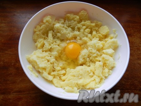 В остывшее картофельное пюре добавить яйцо, всыпать чёрный молотый перец (или другие специи), тщательно перемешать.
