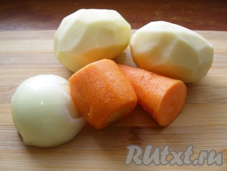 Лук, картофель и морковь вымыть и очистить.