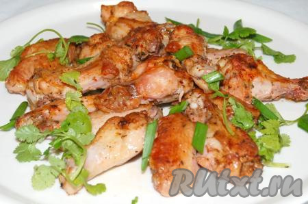 Аппетитнейшие, вкусные крылышки выложить на тарелку и подать к столу с гарниром или с салатом из свежих овощей. Всем советую попробовать, ведь аджика придаёт куриному мясу приятную пикантность.
