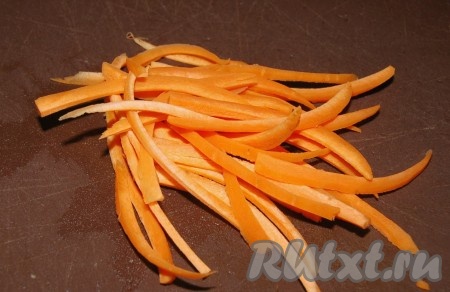 Морковь нарезать тонкой соломкой.
