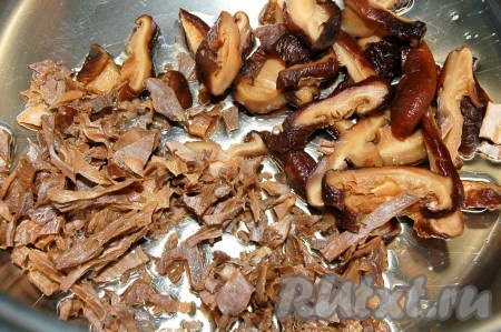 Затем взять кастрюлю с толстым дном, налить в нее растительное масло и добавить нарезанные грибы и бамбук.

