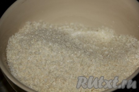 В отдельной тарелке смешать кокосовую стружку, сахар и ванильный сахар.