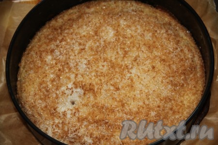 Выпекать кухен 25-30 минут при температуре 180 градусов. Следите, чтобы кокосовая стружка не пригорела. Если она подрумянится раньше времени, накройте ее в процессе приготовления фольгой.
