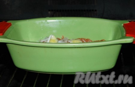 Налить в форму воду и отправить филе горбуши в заранее нагретую до 200 градусов духовку.
