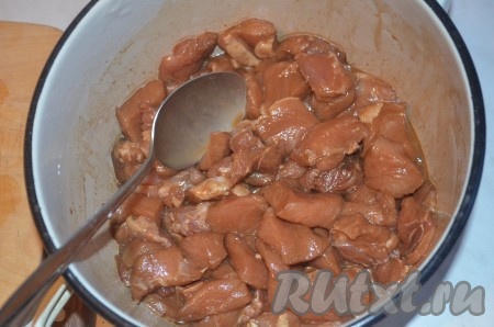 Затем положить в соус свинину, тщательно перемешать, оставить мариноваться на 30-40 минут.
