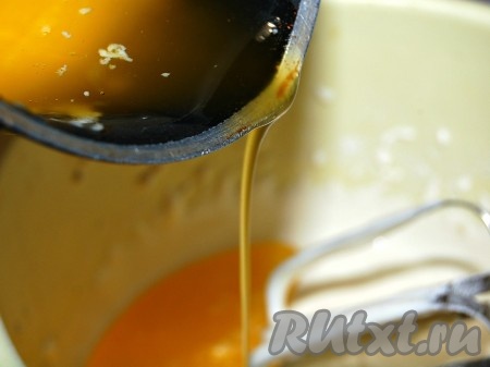 Сливочное масло растопить в маленьком ковшике, остудить и влить тонкой струйкой во взбитые желтки.