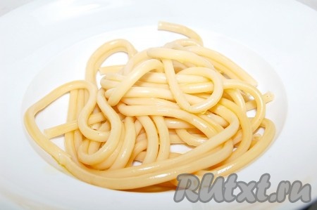 Готовые спагетти положить в тарелку. Добавить оливковое масло.