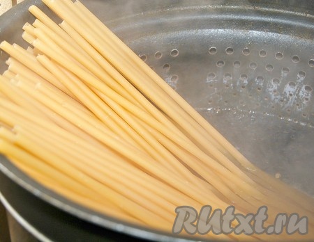 Отварить спагетти, как указано на упаковке.
