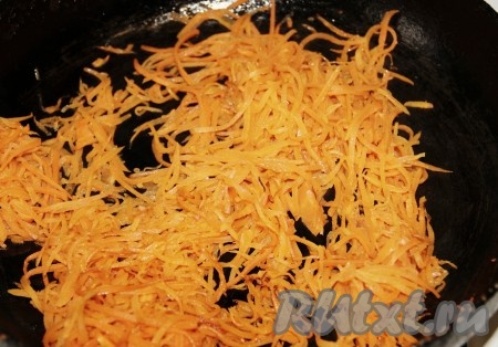 Морковь натереть на терке для корейской морковки. Пассировать на сковороде с добавлением растительного масла.
