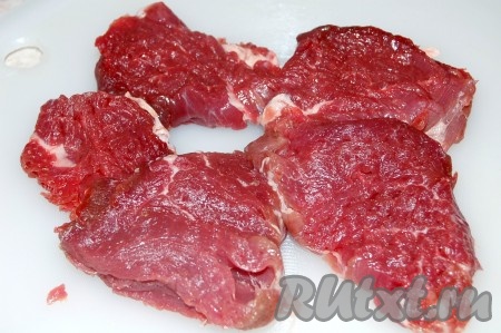 Идеальным стейком можно назвать парное или охлаждённое мясо говядины. Но если у вас замороженное мясо, то его следует сначала правильно разморозить, для этого сперва перекладываем говядину из морозилки на среднюю полку холодильника. Затем нужно дождаться, пока мясо полностью разморозится в холодильнике (на это может понадобится не менее 12 часов и даже более, если у вас большой кусок). Мясо нарезать толстыми ломтиками (стейками) и слегка отбить кухонным молоточком. Посолить каждый стейк по вкусу.
