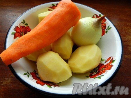 Морковь, картошку и лук очистить. Картофель поместить в воду, чтобы он не потемнел.
