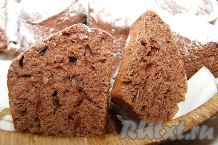 В разрезе шоколадные кексы, замешанные на сметане с добавлением изюма, получаются слегка влажными, с чёткой структурой. Такая незамысловатая выпечка идеально дополнит чаепитие!