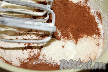В пышную яично-сахарную смесь добавить сметану, муку, соду и какао.