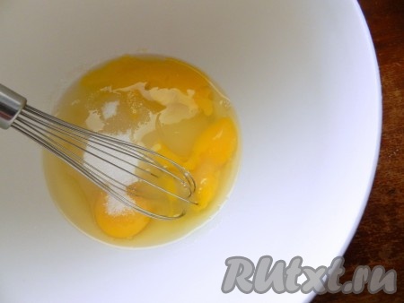 Яйцо взбить с сахаром и солью.