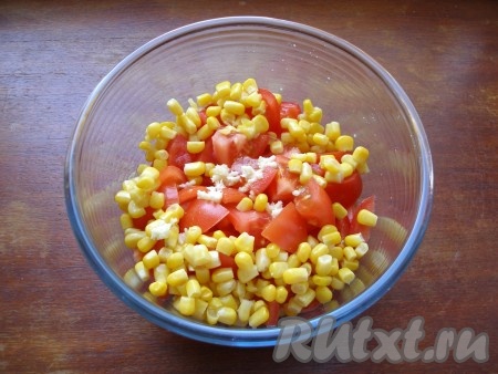 Сложить в салатник сыр, помидоры, добавить консервированную кукурузу и чеснок, пропущенный через пресс.