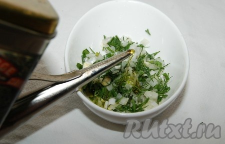 Добавить оливковое масло и вкусная заправка для салата с авокадо готова.
