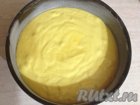 Форму смазываем маслом и обсыпаем мукой. Выливаем тесто в форму и ставим в духовку на 25-30 минут при температуре 180 градусов.
