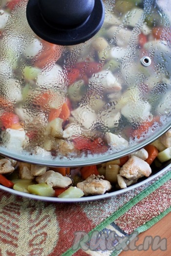 Как только овощи готовы, к ним на сковороду добавьте уже готовые куриные грудки, полейте соусом, все тщательно перемешайте, слегка прогрейте.