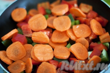 На вторую выложите перец и морковь, готовьте 3 минуты.