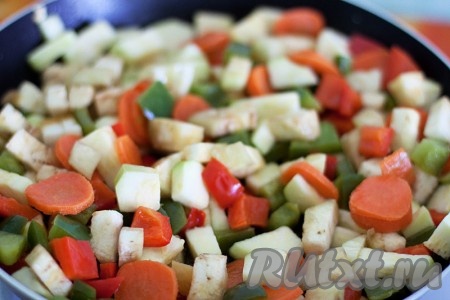 В сковороду к овощам добавьте кабачок и баклажан и обжаривайте до готовности (второй вариант приготовления методом стир-фрай: готовить на сильном огне, часто перемешивая). Таким образом овощи должны сохранить легкую "хрустинку".
