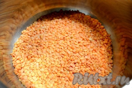 Пока семга запекается, отварить красную чечевицу в течение 10 минут и взбить блендером в пюре, добавить сливки или по желанию оливковое масло.

