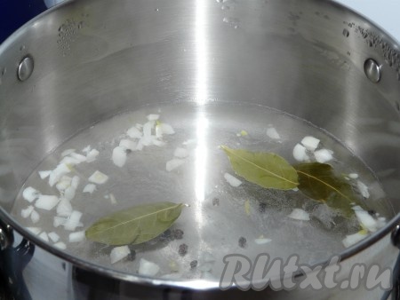 Вскипятить воду. Добавить специи: соль, сахар, лавровый лист, черный перец, уксус, чеснок (мелко порезать). Покипятить пару минут.