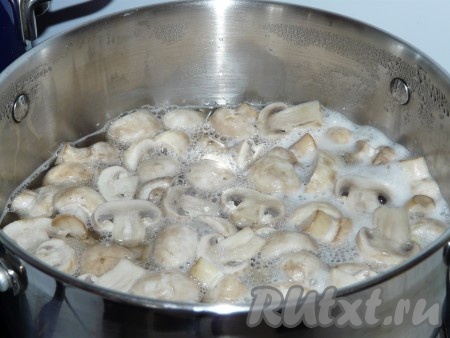 Засыпать грибы (крупные порезать, мелкие целиком). Варить 30 минут. Снять с плиты и поставить кастрюльку с грибами в емкость с холодной водой или поставить в прохладное место. 