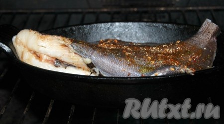 Отправить форму с рыбой дори в заранее нагретую до 200 градусов духовку на 25 минут.