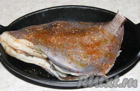Подготовленную рыбу дори уложить в форму, добавить растительное масло.