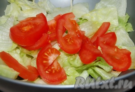 Помидор нарезать крупными дольками и добавить в салат.
