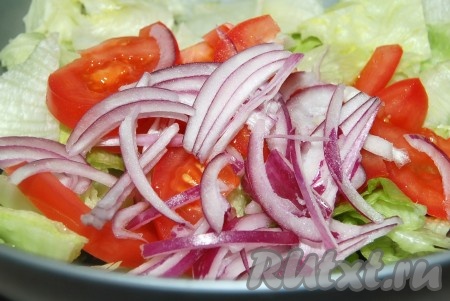 Лук репчатый нарезать и добавить в миску к салату.