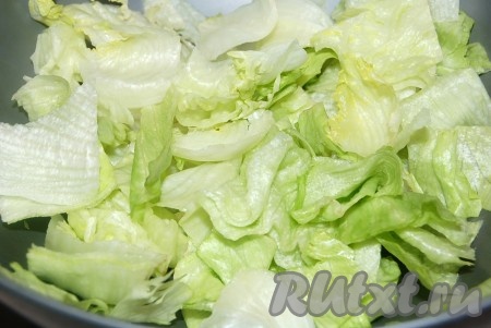 Листовой салат перебрать, помыть, обсушить и нарезать. Сложить в миску.
