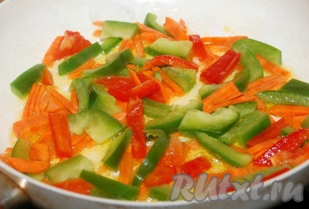 Налить в чистую сковороду растительное масло и слегка обжарить  морковь с перцами, около 5 минут. Больше не надо, чтобы перцы и морковь остались хрустящими и сочными.