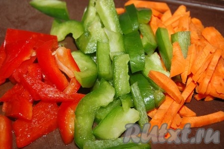 Морковь и перцы (у меня взяты две половинки разного цвета) нарезать мелкой соломкой.