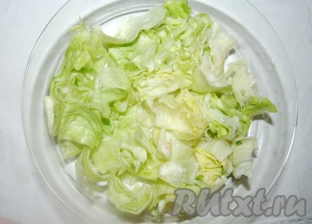 В миску нарезать листовой салат.