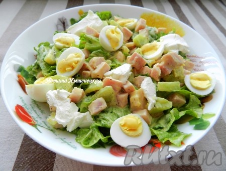 В заправленный салат добавить разрезанные пополам перепелиные яйца и сыр.
