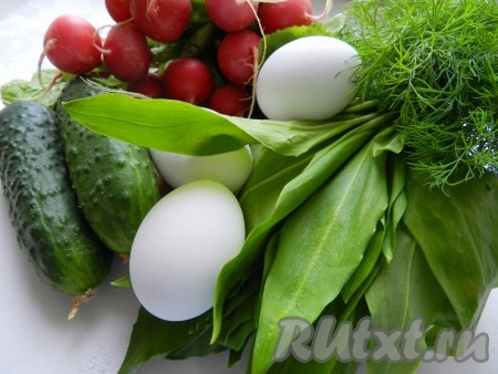 Подготовить продукты для приготовления салата из черемши с яйцами, огурцами и сметаной