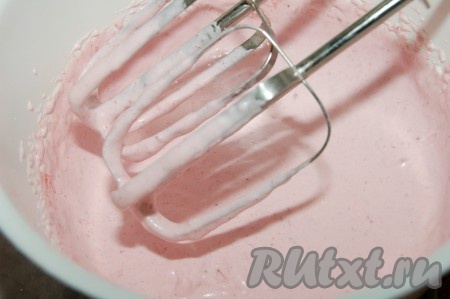 Взбить вместе сливки  с клубничным пюре, и получится красивый клубничный крем нежного розового цвета.