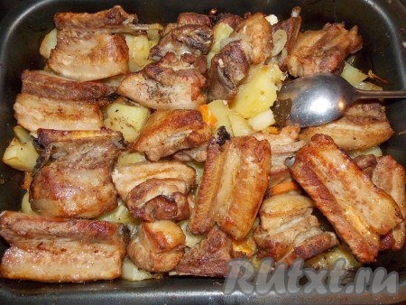 Аппетитная картошечка, запеченная с свиными ребрышками, готова.
