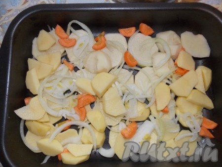 Картошку, морковь и лук порезать и выложить на противень, смазанный растительным маслом, посолить.
