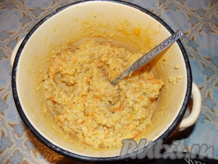 Добавить к пюре из гороха и риса морковь, а затем - лук и чеснок. Полученную смесь перемешать, добавить яйцо, сухой укроп, посолить, поперчить.
