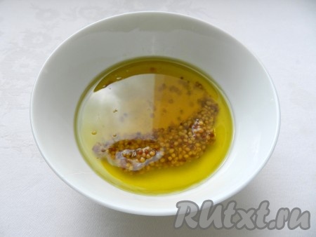 Для приготовления горчично-медовой заправки для овощного салата в отдельной ёмкости смешать масло, лимонный сок, зернистую горчицу и мёд с помощью вилки.