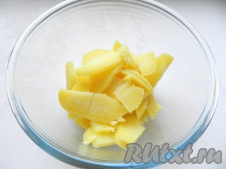 Очистить, нарезать картофель ломтиками, выложить в салатник.