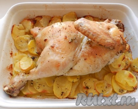 Впроцессе запекания поливать курицу и картошку образующимся соком.
