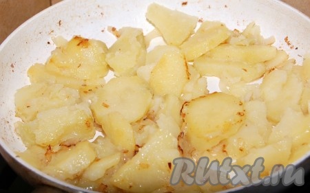 Затем к луку добавить нарезанную картошку.