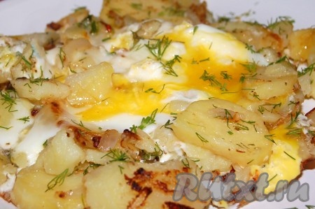 Жареная картошка с яйцом