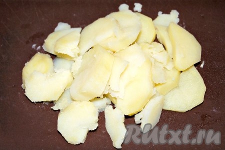 Картошку отварить, остудить и нарезать на кружочки. Картошку можно отварить в мундире, или очищенной - как вам нравится, на вкусе это не отразится.

