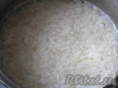 Рис поставить вариться в подсоленной воде до готовности. 
