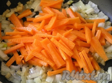 Затем добавить морковь, нарезанную соломкой,