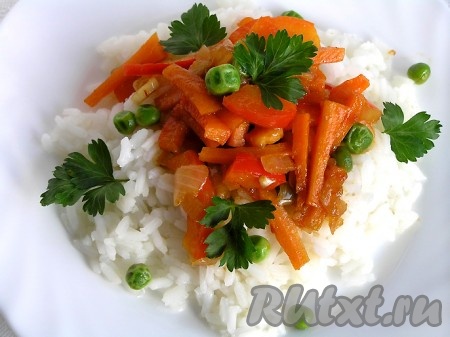 Готовый рис разложить по тарелкам, добавить овощное соте, украсить петрушкой.